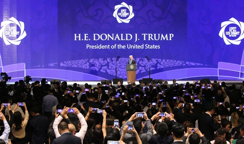 Nhiều người dùng điện thoại để ghi lại bài phát biểu của ông Trump.